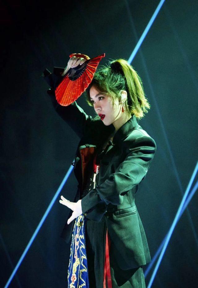 郁可唯膽子真大！首次公演cos羊駝太帥氣，中國風造型真像女俠 娛樂八卦吃瓜 第3张