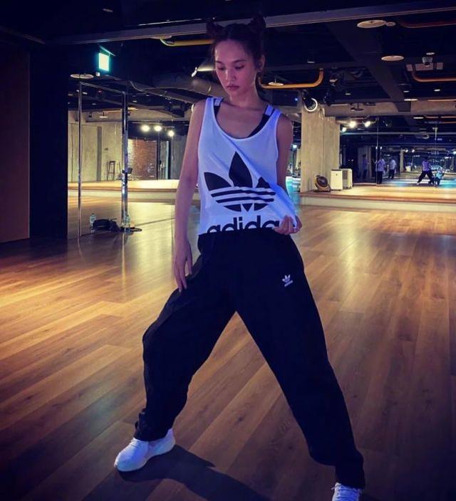 楊丞琳、陳妍希曬合照，兩人穿運動裝擁抱親親，近40歲卻像小女孩 娛樂八卦吃瓜 第7张