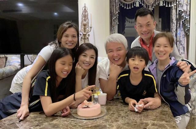 張庭曬全家福為丈夫慶生，大10歲丈夫和她同框像爺孫，真凍齡女神 娛樂八卦吃瓜 第4张
