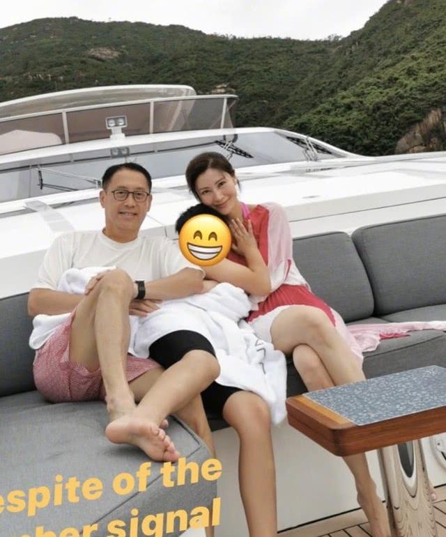 李嘉欣曬三口人合影，素顏不影響美貌，穿拼色連衣裙長腿纖長迷人 娛樂八卦吃瓜 第2张