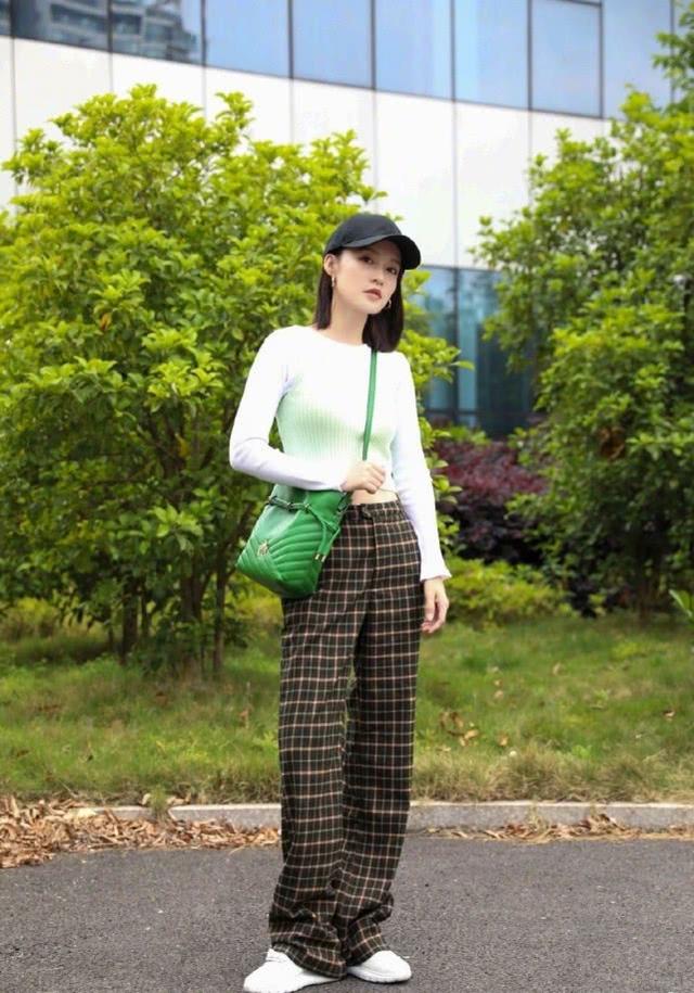 李沁社交平台曬美照！白色泡泡袖搭配高腰牛仔褲，氣質清新又素雅 娛樂八卦吃瓜 第6张