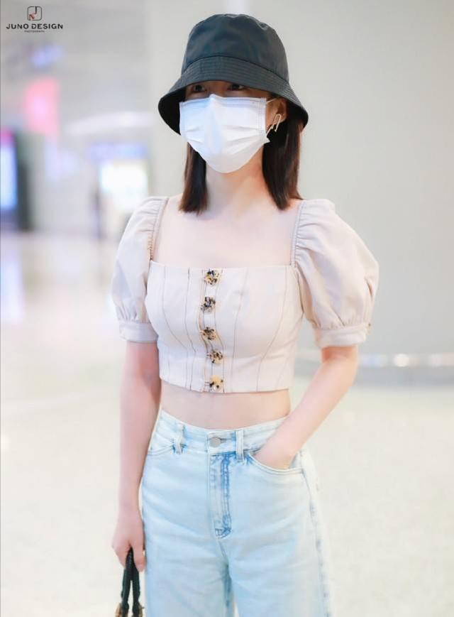 李沁機場街拍照：身穿一襲露臍裝大秀「巴掌腰」，真是清新又撩人 娛樂八卦吃瓜 第3张