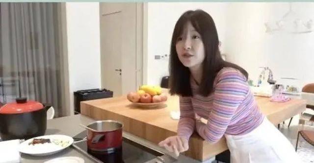 張子萱二胎後身材發福，穿條紋針織衫長肉如大媽，身材漸漸像老公 娛樂八卦吃瓜 第1张