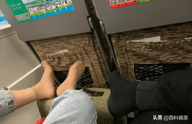 笑死我了，在高鐵上遇到了一個脫鞋的小姐姐，我用行動糾正了她 搞笑整蠱 第10张