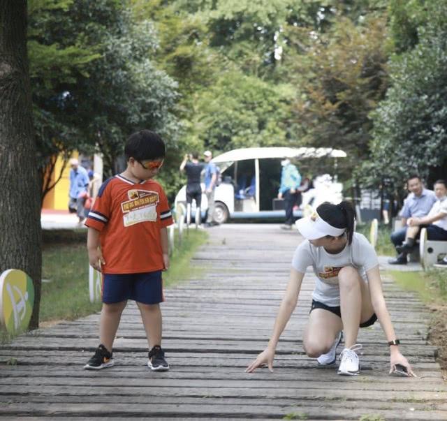 唐一菲帶娃做公益，穿運動裝很美，5歲兒子凌聽體型比媽媽還壯實 娛樂八卦吃瓜 第4张