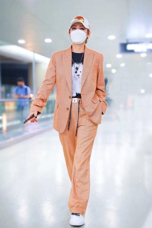 寧靜霸氣走機場，疊穿西裝褲腳飛揚超自信，真給70後女明星爭氣 娛樂八卦吃瓜 第6张