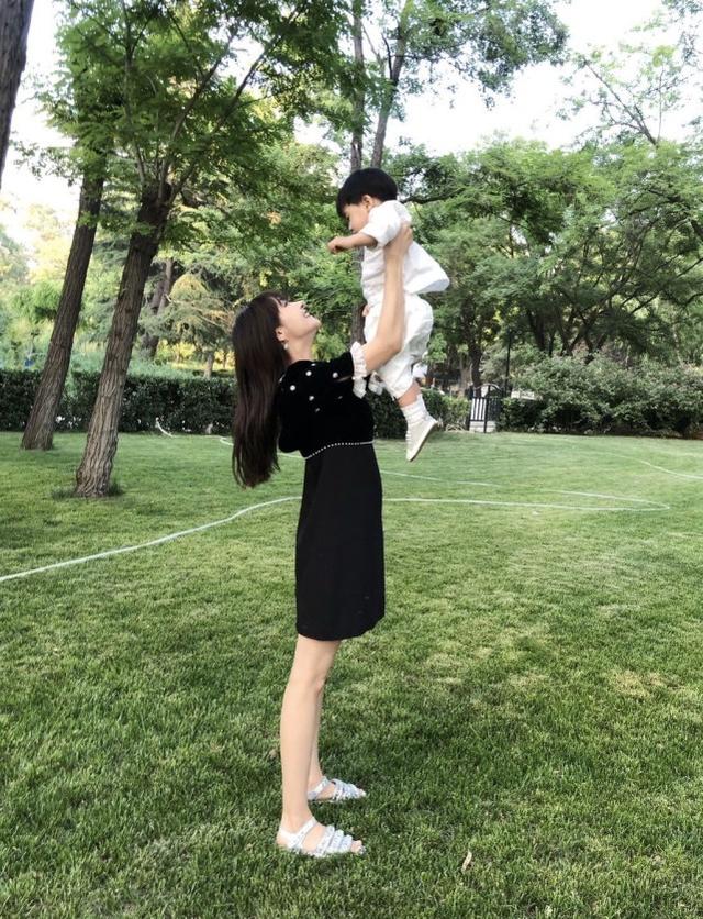 姜潮麥迪娜共出街！兩人低調打扮卻依舊吸睛，麥迪娜當媽後也減齡 娛樂八卦吃瓜 第7张