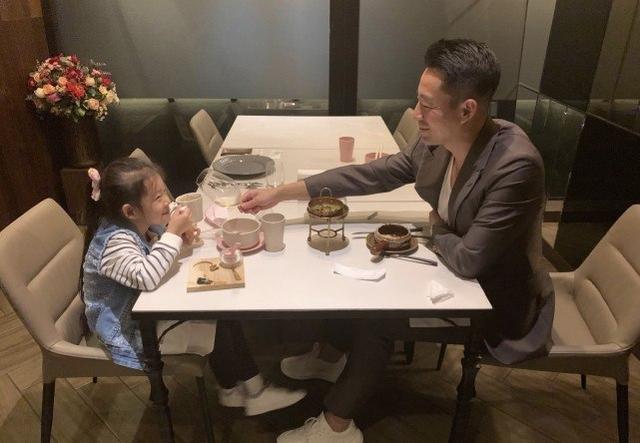 汪小菲一家人合體，和大S參加女兒畢業典禮，小玥兒太像爸爸翻版 娛樂八卦吃瓜 第6张