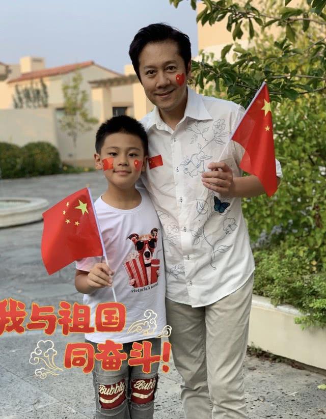 蔡國慶真是「不老男神」，帶兒子公開露面哪像52歲？兒子也很帥氣 娛樂八卦吃瓜 第7张