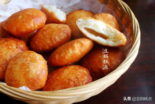 學86歲奶奶做拿手小吃，炸糖糕，1個碗1個勺，簡單實用還不會出錯 熱愛美食 第2张