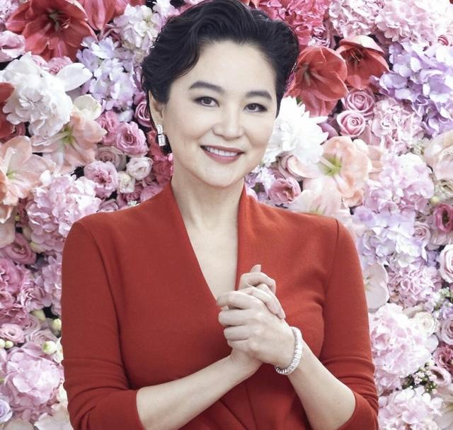 林青霞近照公開，穿一身黑衣也能感到衣品絕佳，66歲皮膚夠緊致 娛樂八卦吃瓜 第7张