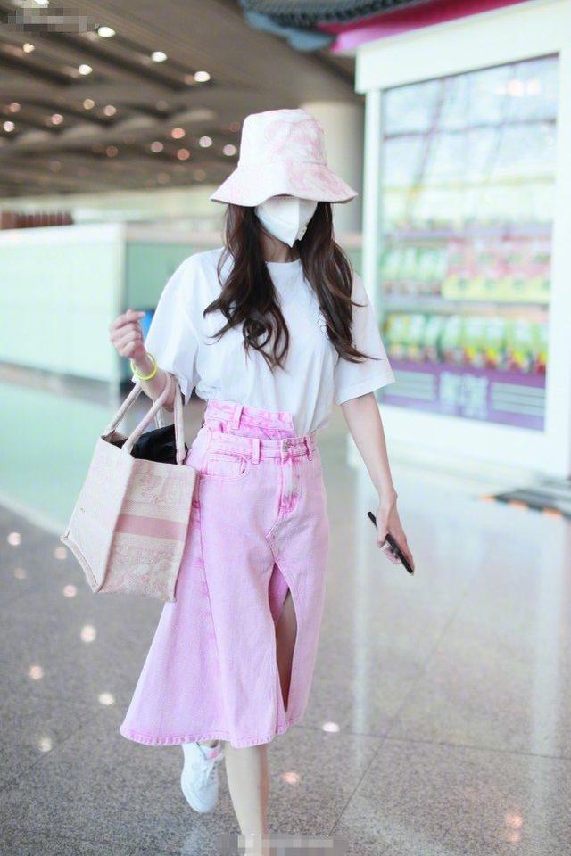 Angelababy現身機場，穿白色T恤配少女粉半裙，太像草莓味女孩 娛樂八卦吃瓜 第6张