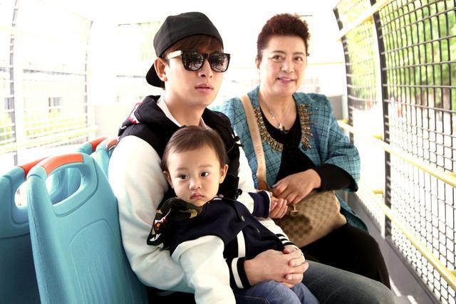 賈乃亮媽媽親手為李小璐洗腳，替兒維持婚姻，卑微又心酸 娛樂八卦吃瓜 第3张