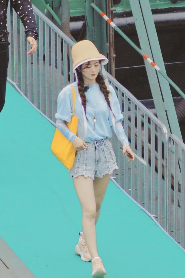 趙麗穎錄制綜藝美照曝光，穿著休閒卻很吸睛，化身時髦都市麗人 娛樂八卦吃瓜 第4张