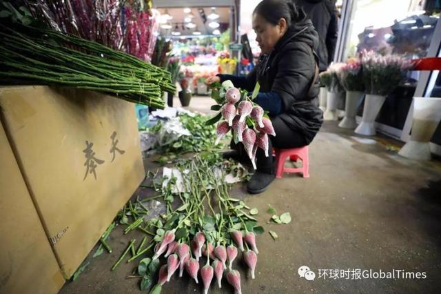 情人节要送什么礼物明天情人节怕啥？单身汪们，咱戳进来“云收花”！