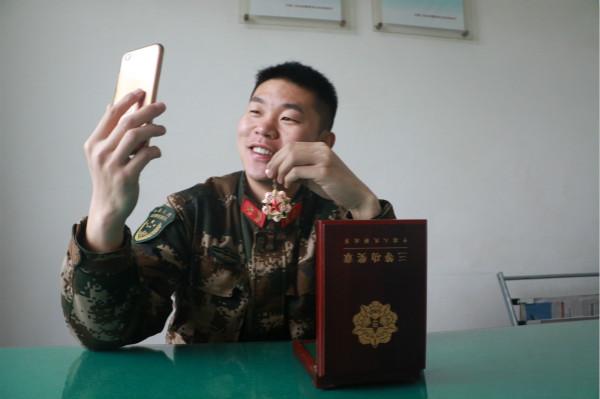 七夕送什么这枚军功章有你的一半！武警战士给远方妻子送上特殊情人节礼物