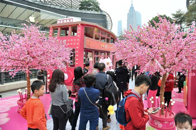 今年情人节的送礼热榜，除了鲜花、巧克力、珠宝、名牌包包，车厘子亦成为爆