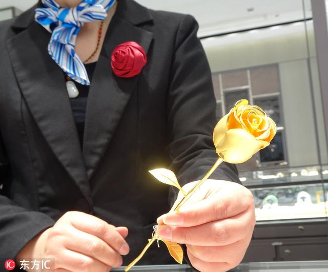 七夕节送什么礼物情人节金玫瑰吸睛，2.5万一朵，一天卖出10朵