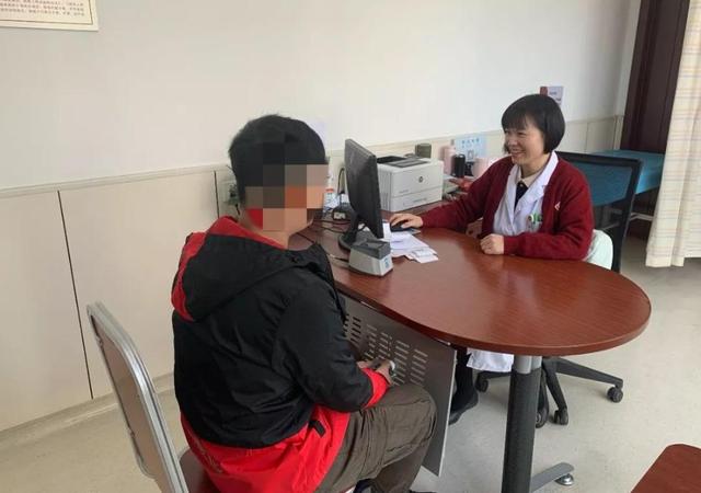 杭州小伙工作1年，胸部变大还分泌乳汁！女友要求到医院查，问题竟出在大脑