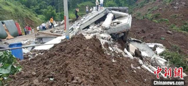 云南省昭通市彝良县，云南镇雄一矿山山体滑坡事件