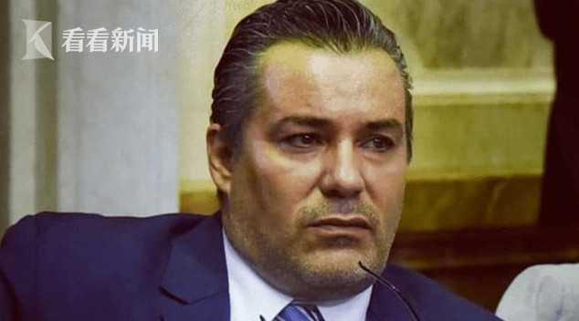 阿根廷议员视频会上搂着女友亲吻胸部被直播 怪网络不好以为掉线 情人节送给