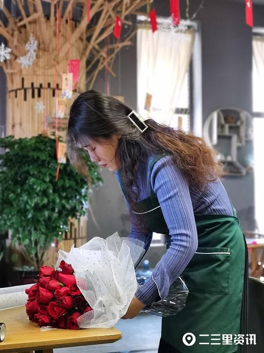 情人节送女孩礼物鲜花、蛋糕、电影院？今年情人节怎么过，二三里教你做指南