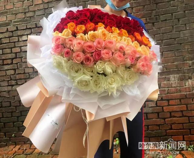 情人节送什么礼物给情人三八节鲜花价格“水涨船高”丨20枝玫瑰花束售价400元