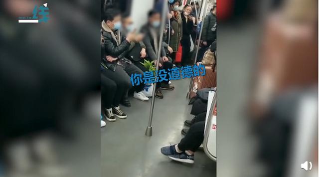 上海一男子因太累未让座，被七旬大爷怒怼“没道德”，引网友热议