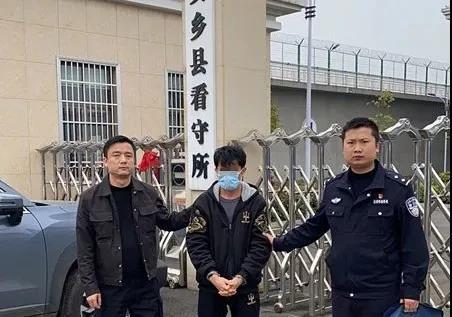 为还网贷，一学生父亲在家长群盗领30余个红包被刑拘