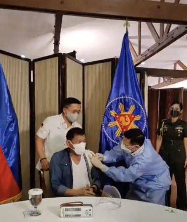 菲律宾总统杜特尔特接种中国新冠疫苗，现场回应：我感觉不错 全球新闻风头榜 第1张
