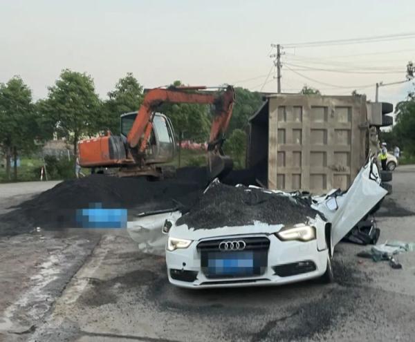 悲剧2死1伤湖南一渣土车侧翻压扁小轿车