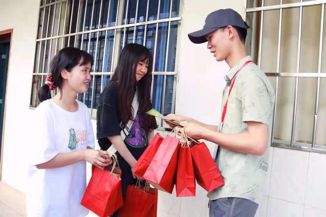 吸引大学生的奖品,学校做活动适合发什么礼品