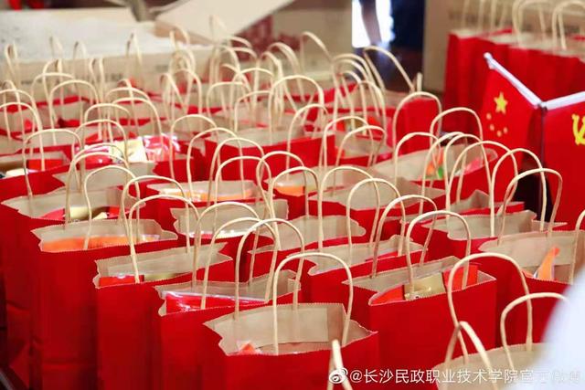 吸引大学生的奖品,学校做活动适合发什么礼品
