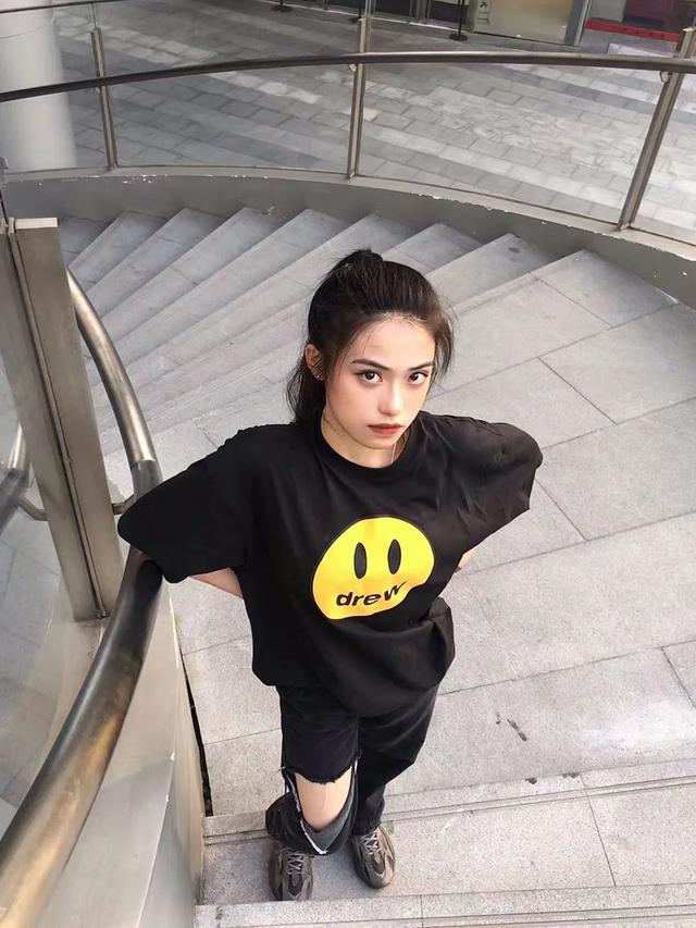 SNKR Girls送鞋丨翘臀还是长腿？球鞋女生们纷纷在夏天展示了自己的“隐藏级”
