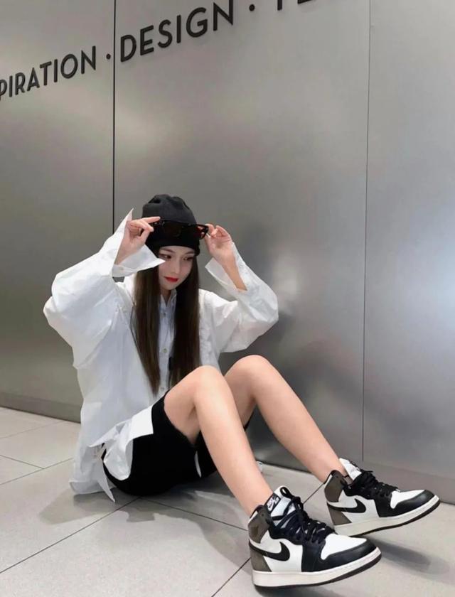 SNKR Girls送鞋丨翘臀还是长腿？球鞋女生们纷纷在夏天展示了自己的“隐藏级”