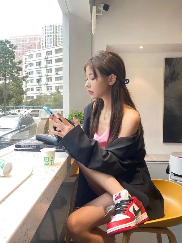 SNKR Girls送鞋丨肤白貌美很抗晒！球鞋女生们在夏天顶着太阳也要秀出自己的火