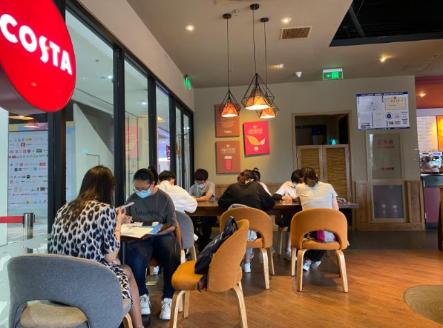 暑期补习班开进咖啡厅，微信群视频授课