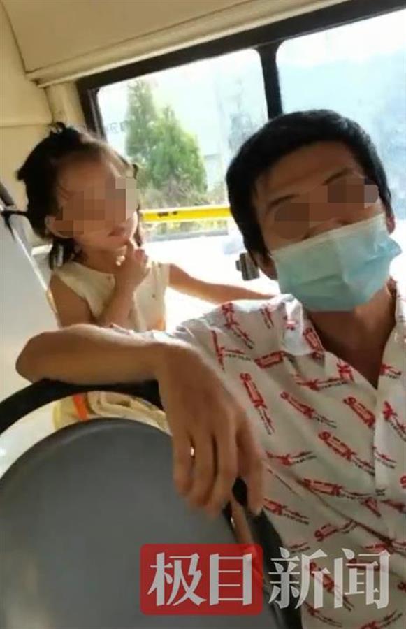 “尾随人贩子救下女童”当事人还原经过：他拖着孩子很可疑，我说报警他就不敢动