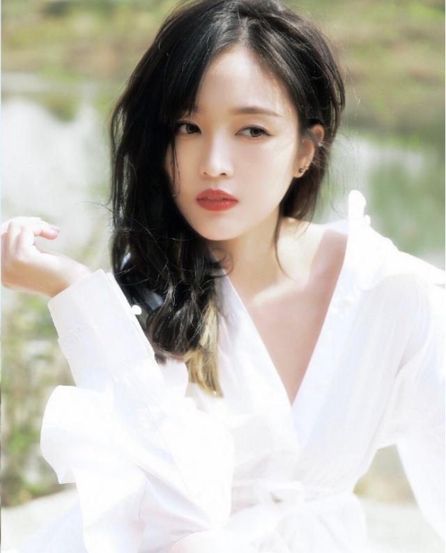 白襯衫的魅力有多大？多位女星的時尚穿搭，讓你一件單品解決夏季 娛樂八卦吃瓜 第4张