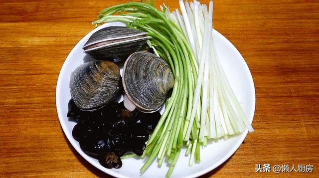 春天裡，吃這種貝殼，搭配應季的蘆蒿和韭黃，味道鮮美，口感好 熱愛美食 第1张