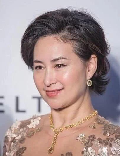 賭王接班人何超瓊氣質太好，穿「富婆裙」戴王冠，珠光寶氣顯氣場 娛樂八卦吃瓜 第6张