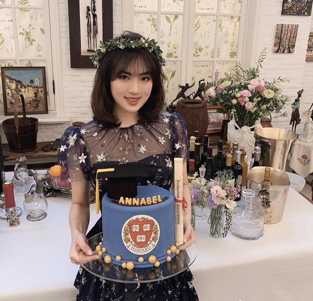華為千金姚安娜哈佛畢業！近照五官出眾，和4萬玫瑰熊合影顯闊氣 娛樂八卦吃瓜 第1张