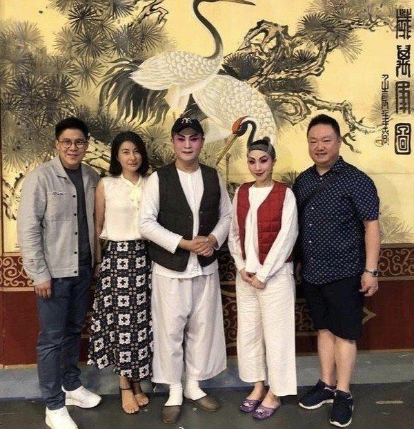 霍啟剛郭晶晶一家出遊，五口人合體好幸福，吃平價披薩太接地氣了 娛樂八卦吃瓜 第8张
