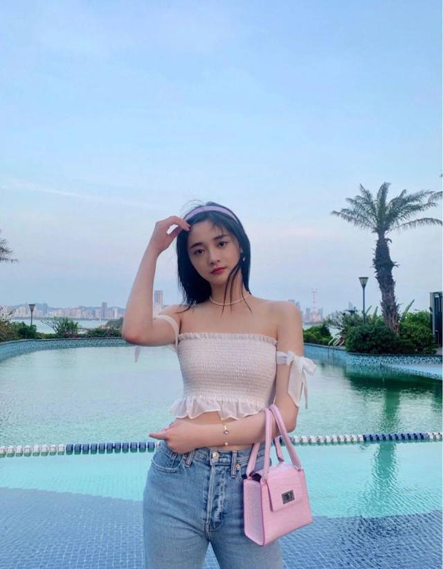 周潔瓊不愧是「小仙女」！白色抹胸配牛仔褲大秀蜂腰，溫婉又甜美 娛樂八卦吃瓜 第2张