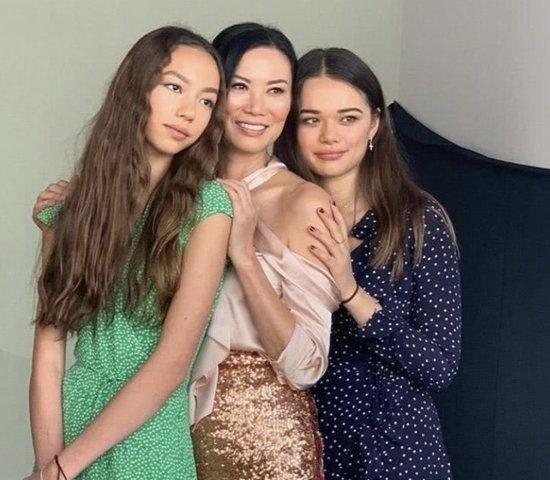 鄧文迪曬混血女兒照片，顏值一般不驚艷，和前夫默多克罕見合體 娛樂八卦吃瓜 第1张