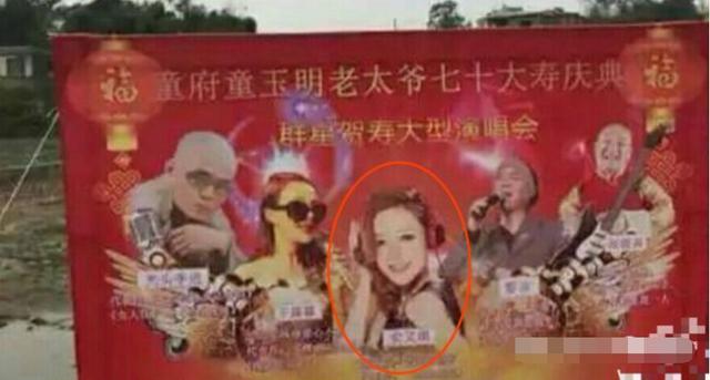 曾是最紅的超女冠軍，如今路邊舞台賣力演唱，商場走穴凍到直哆嗦 娛樂八卦吃瓜 第10张