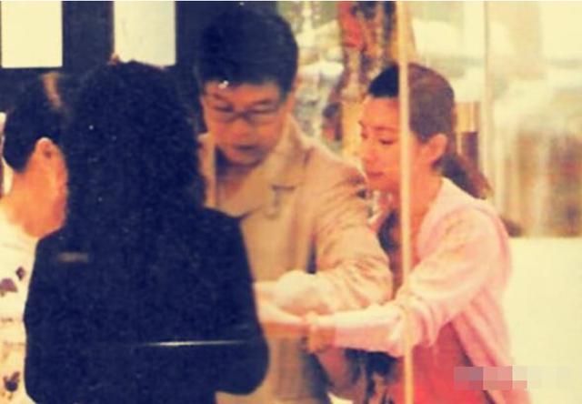 曾是華誼地下老闆娘，拿下華誼一姐位置，卻愛上小16歲白領 娛樂八卦吃瓜 第13张
