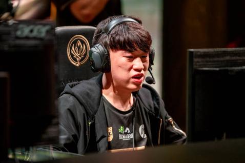 英雄联盟：双杀DK！RNG挺进淘汰赛