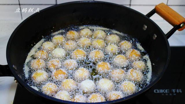 這糕點15元一斤，商場過年賣得火熱！自己在家做，照樣口口酥脆 熱愛美食 第14张