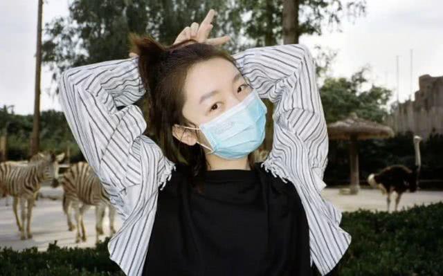 周冬雨開始營業了！打扮清新在動物園合影留念，口罩擋不住的美貌 娛樂八卦吃瓜 第1张